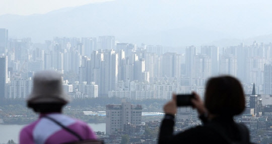 서울 남산에서 바라 본 서울 시내 아파트 모습. <연합뉴스>